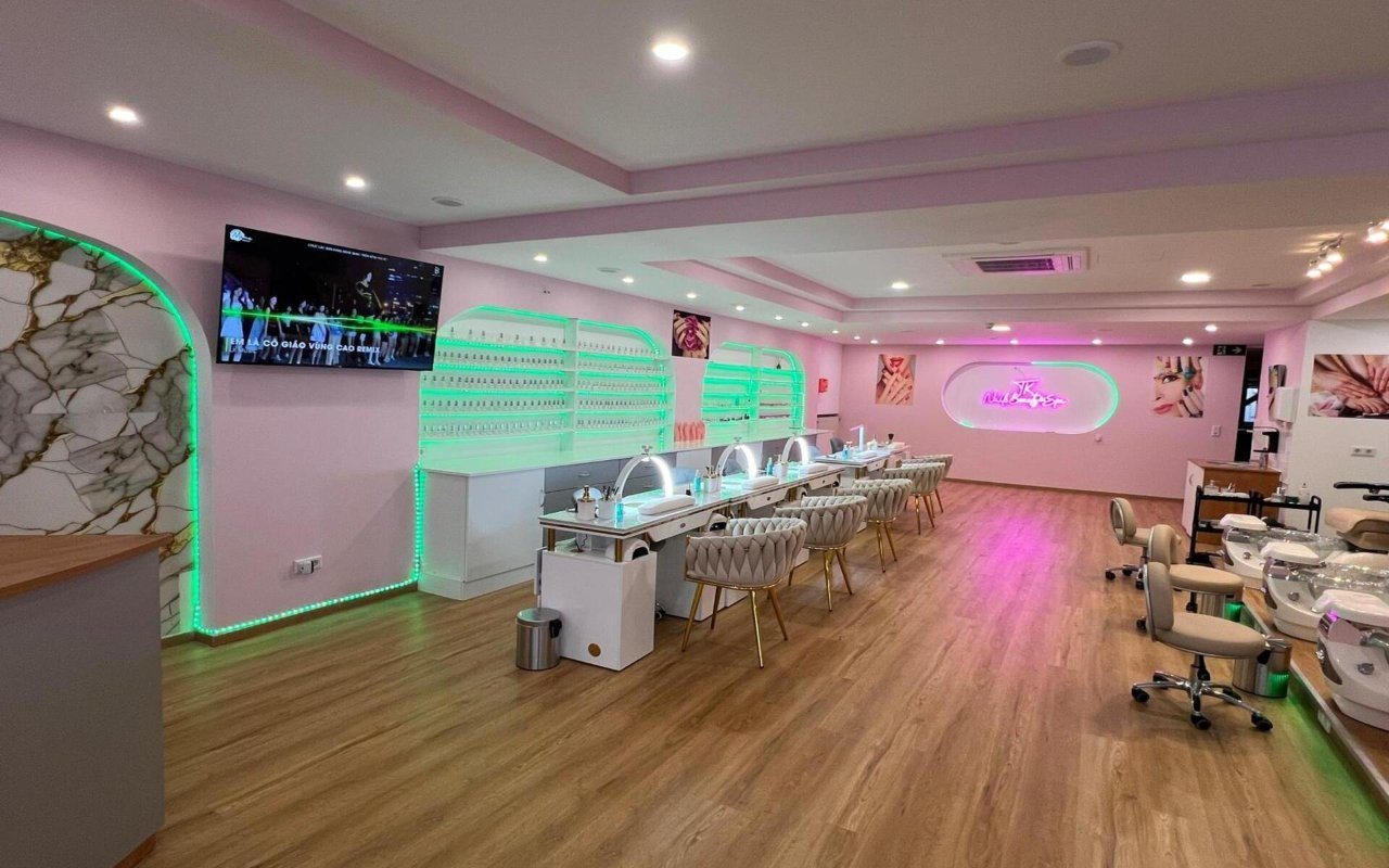 Nail bar